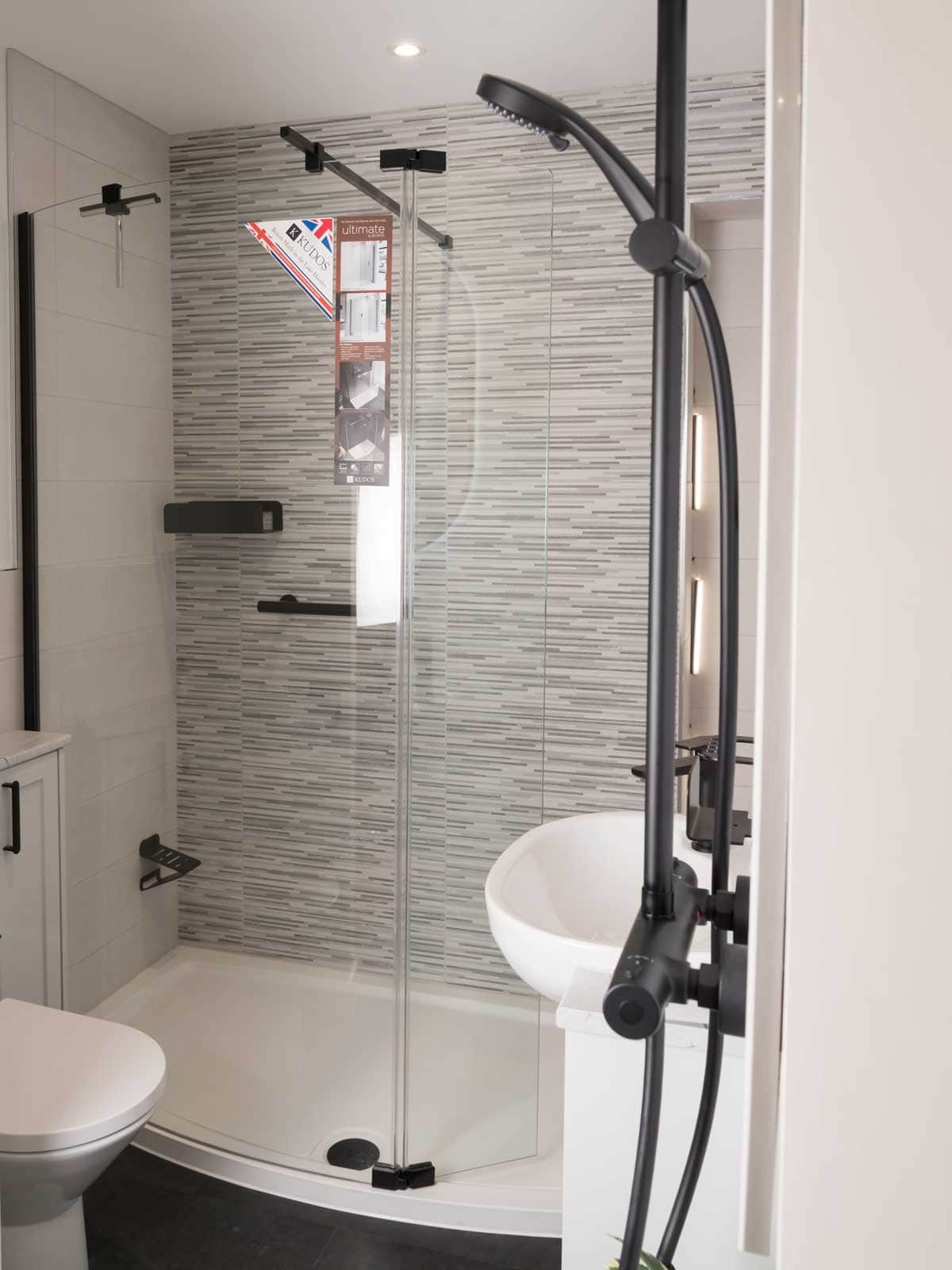 House of Harmony Showroom Display 16 Utopia Fitted Clara in Glacier Grey Gloss