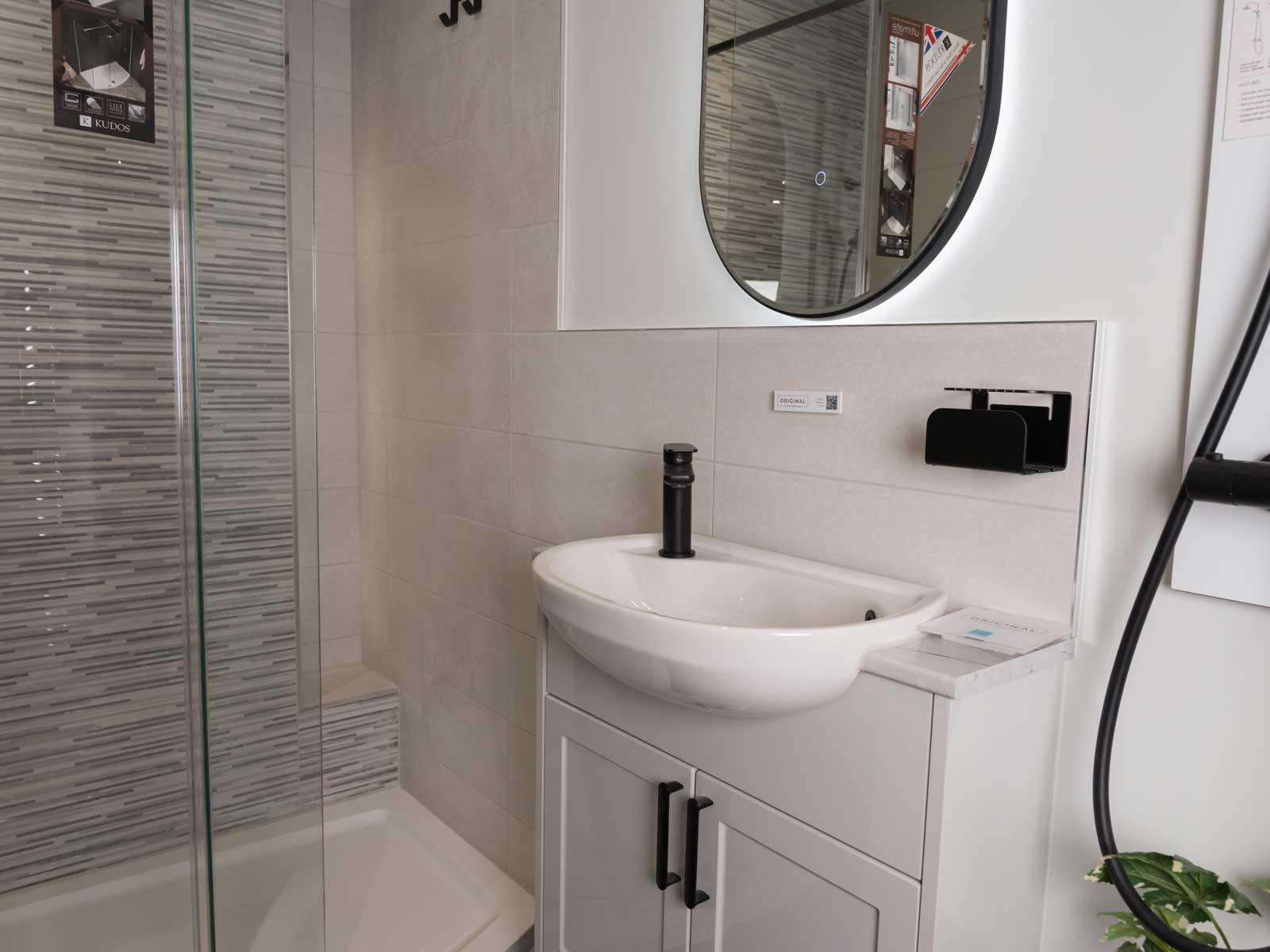 House of Harmony Showroom Display 16 Utopia Fitted Clara in Glacier Grey Gloss