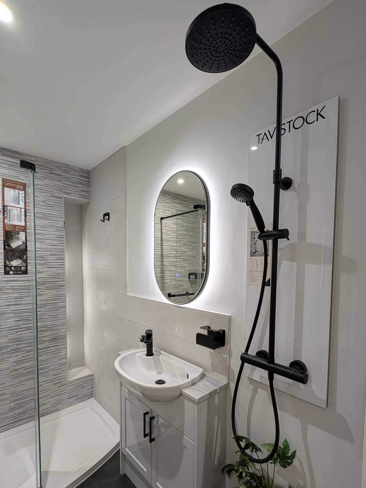 House of Harmony Showroom Display 16 Utopia Fitted Clara in Glacier Grey Gloss