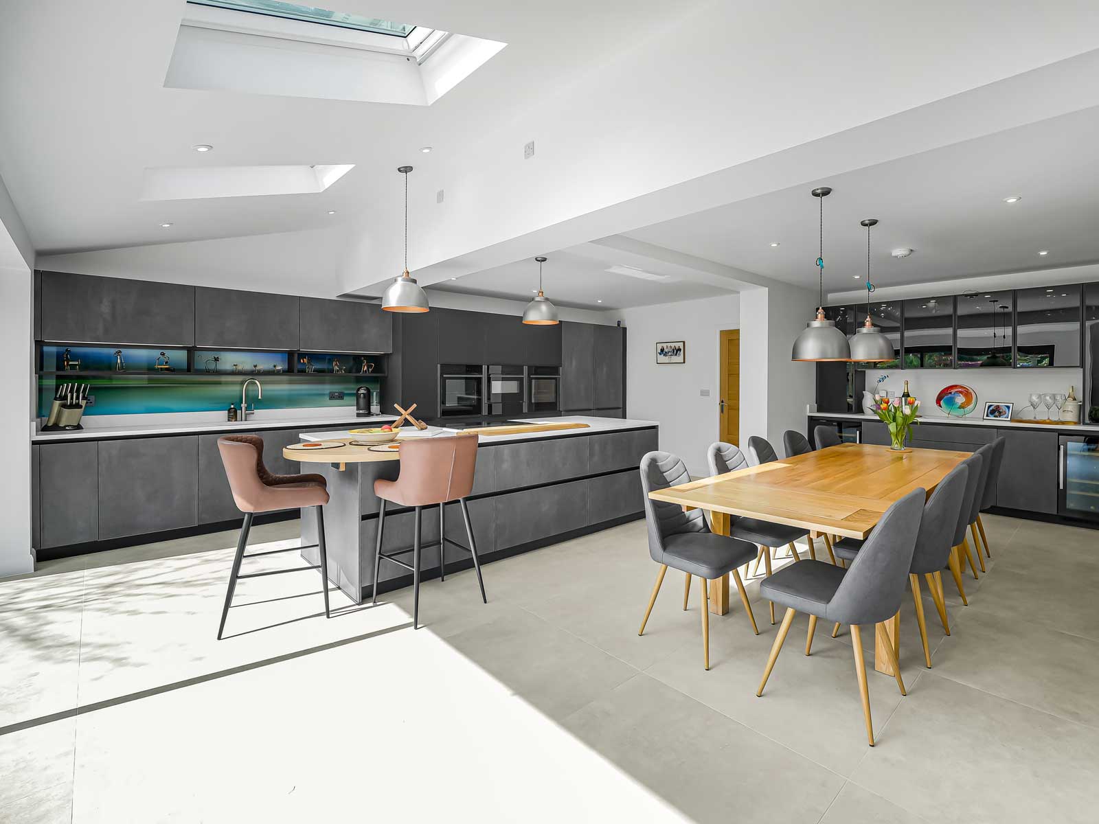 Handleless in Elba anthracite concrete and Fino AFP Onyx black Kitchen designed and installed by House of Harmony