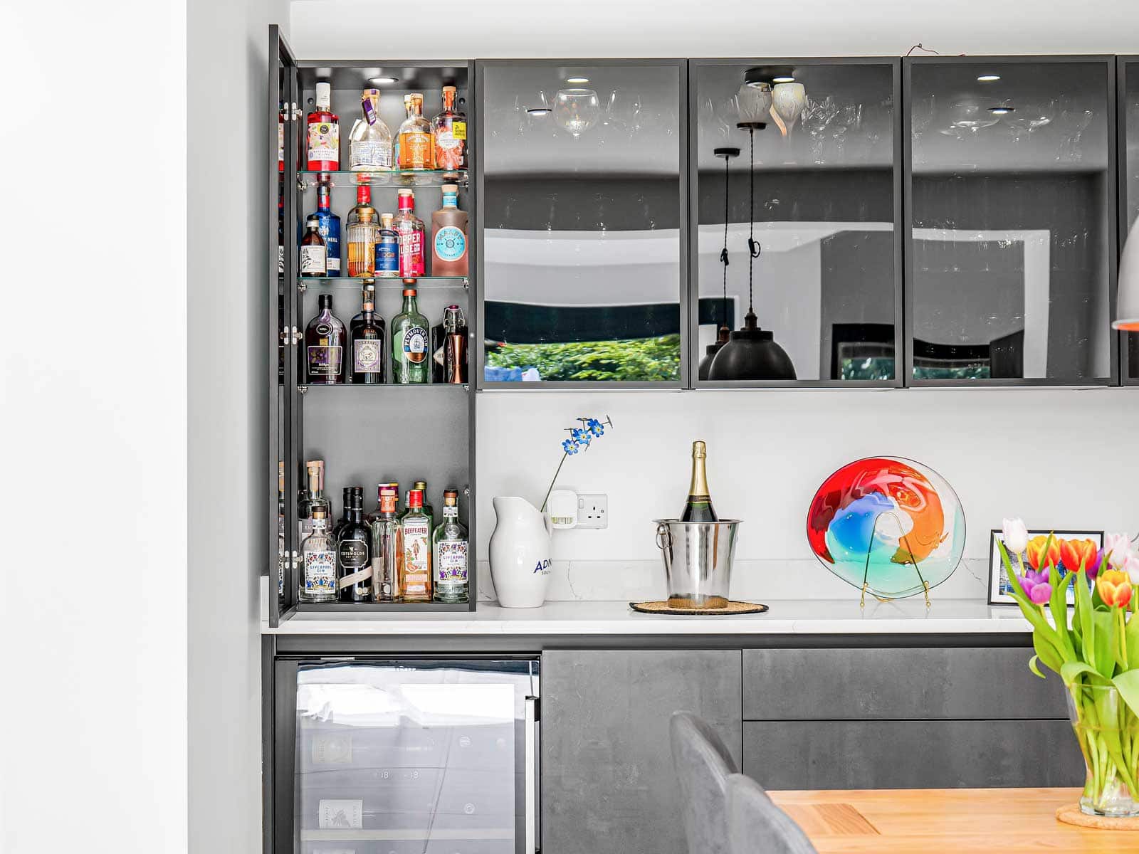 Handleless in Elba anthracite concrete and Fino AFP Onyx black Kitchen designed and installed by House of Harmony