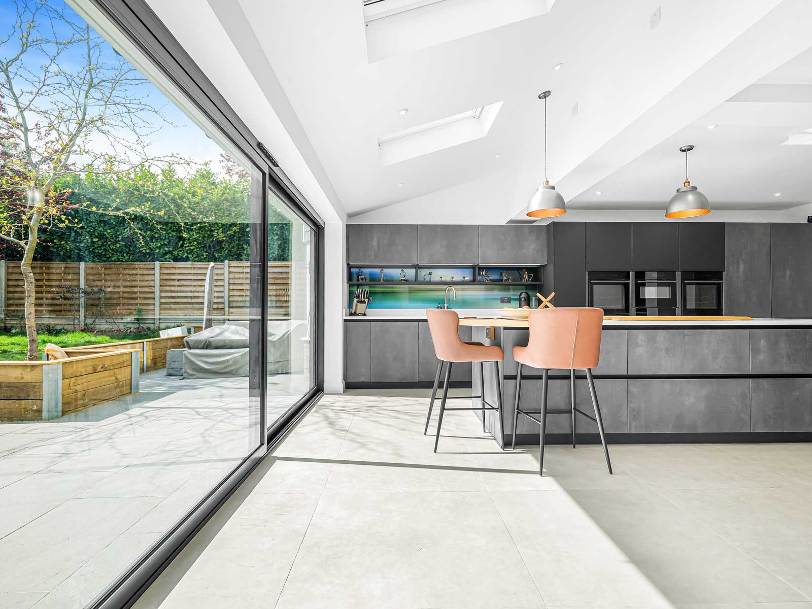 Handleless in Elba anthracite concrete and Fino AFP Onyx black Kitchen designed and installed by House of Harmony