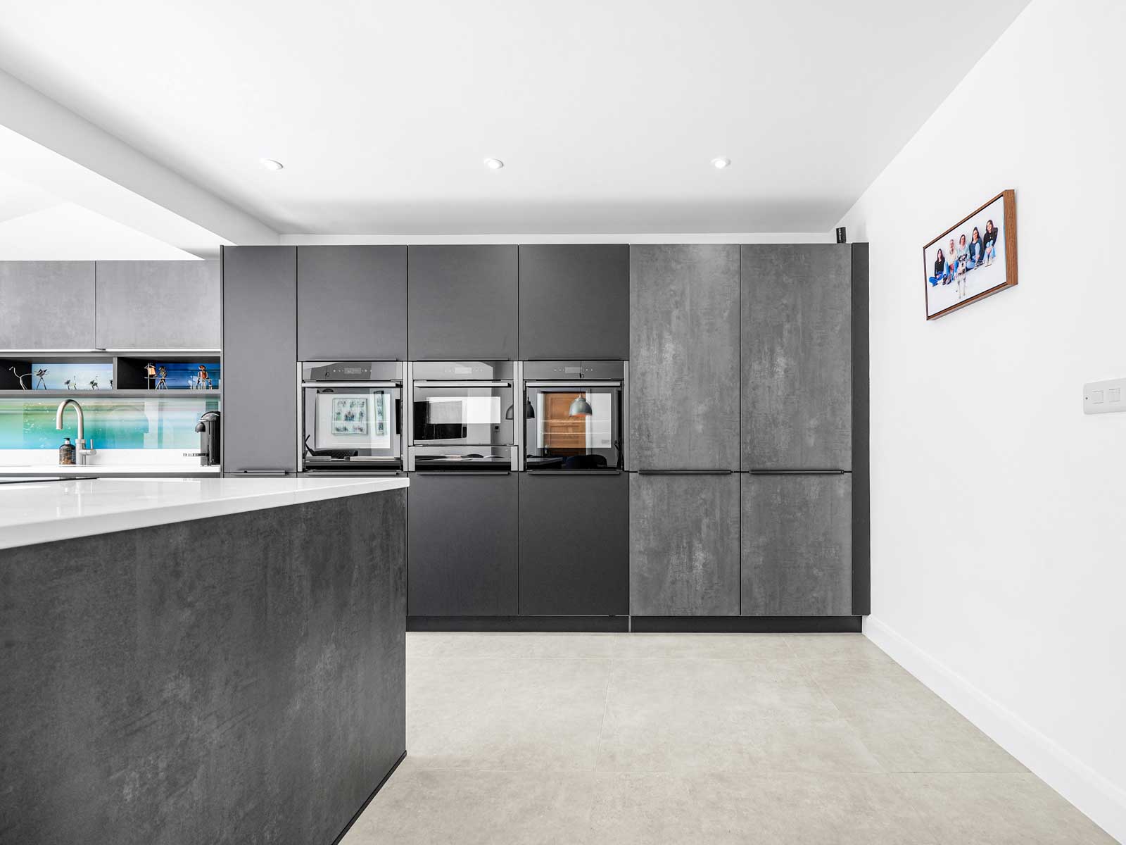 Handleless in Elba anthracite concrete and Fino AFP Onyx black Kitchen designed and installed by House of Harmony