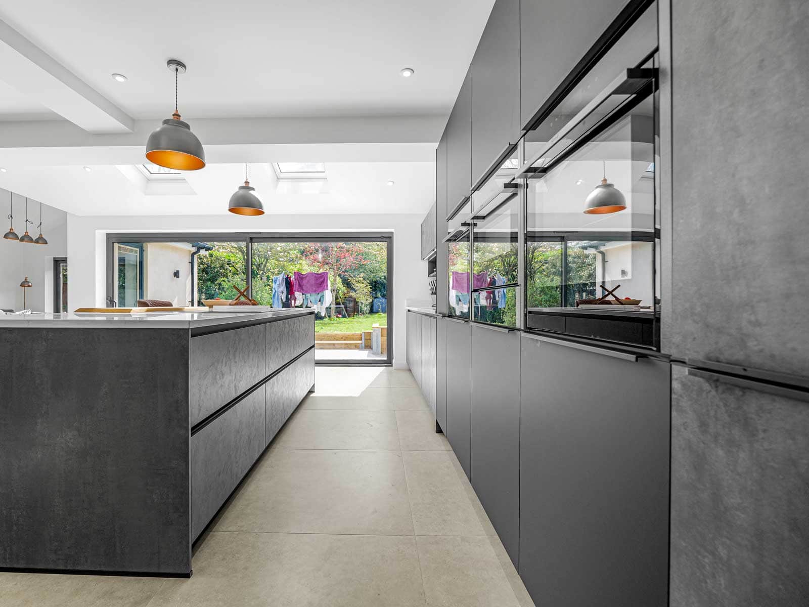 Handleless in Elba anthracite concrete and Fino AFP Onyx black Kitchen designed and installed by House of Harmony