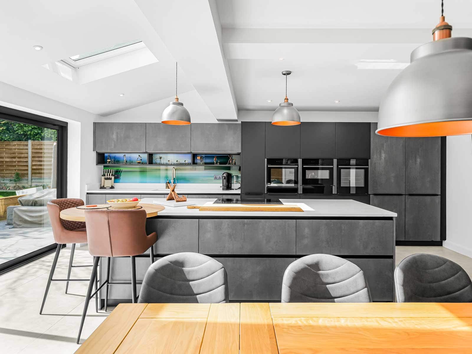 Handleless in Elba anthracite concrete and Fino AFP Onyx black Kitchen designed and installed by House of Harmony