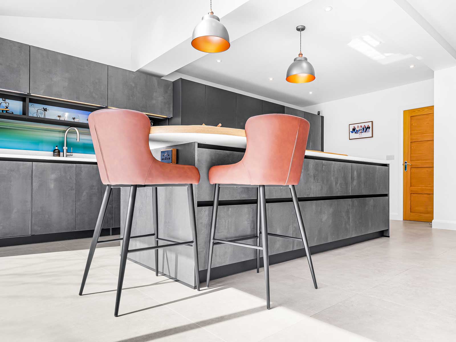 Handleless in Elba anthracite concrete and Fino AFP Onyx black Kitchen designed and installed by House of Harmony
