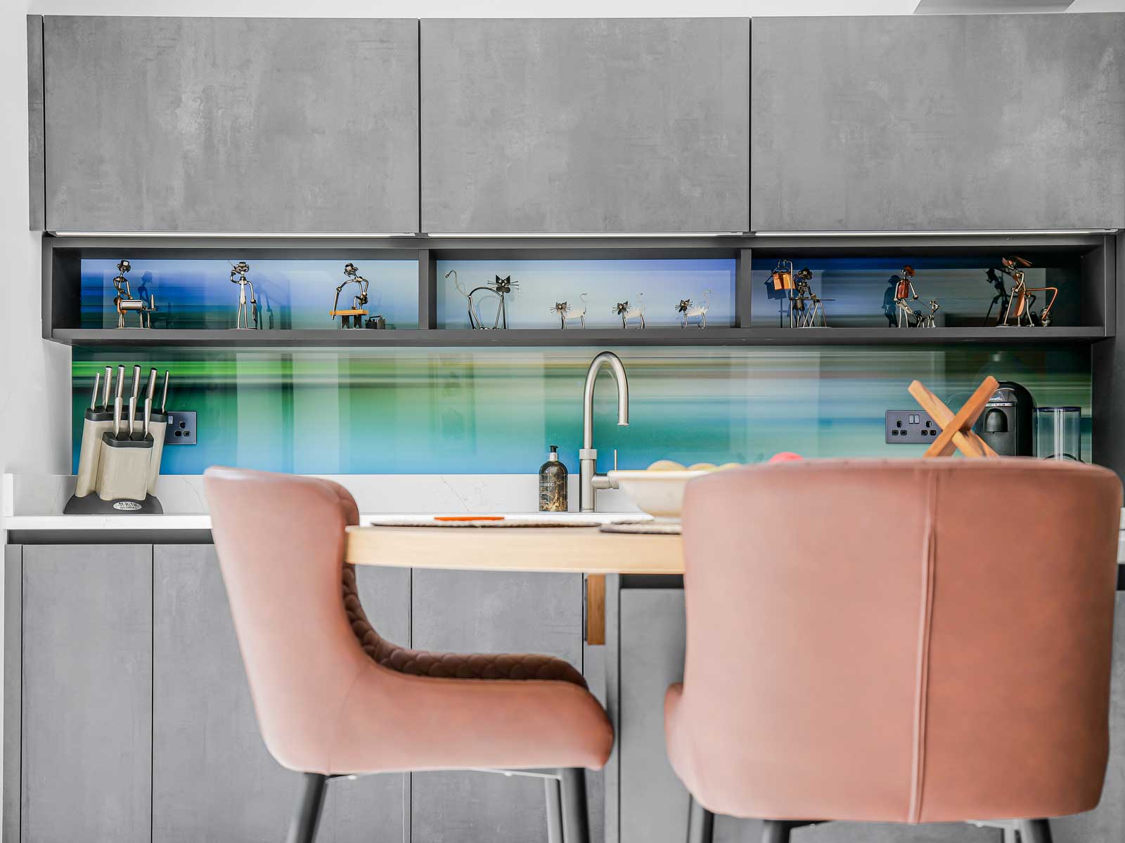 Handleless in Elba anthracite concrete and Fino AFP Onyx black Kitchen designed and installed by House of Harmony
