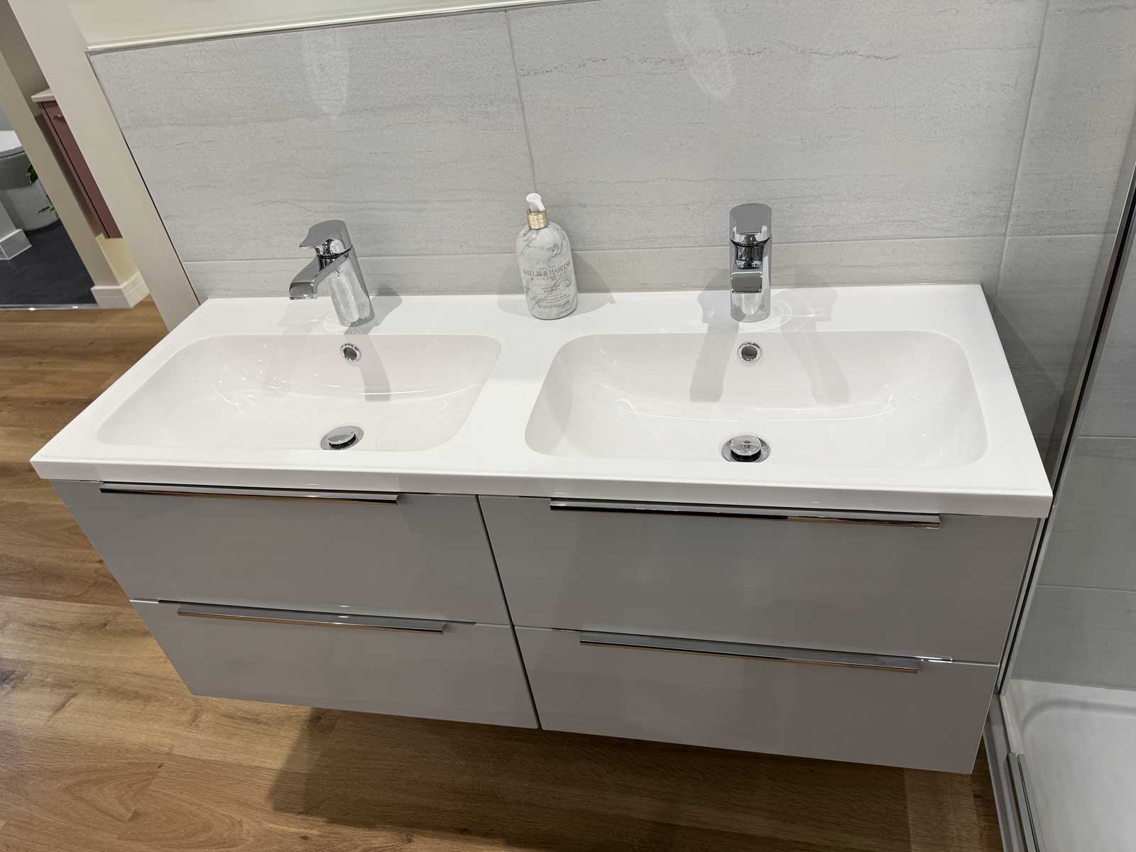 Display 28 - Tavistock Cadence in gloss light grey