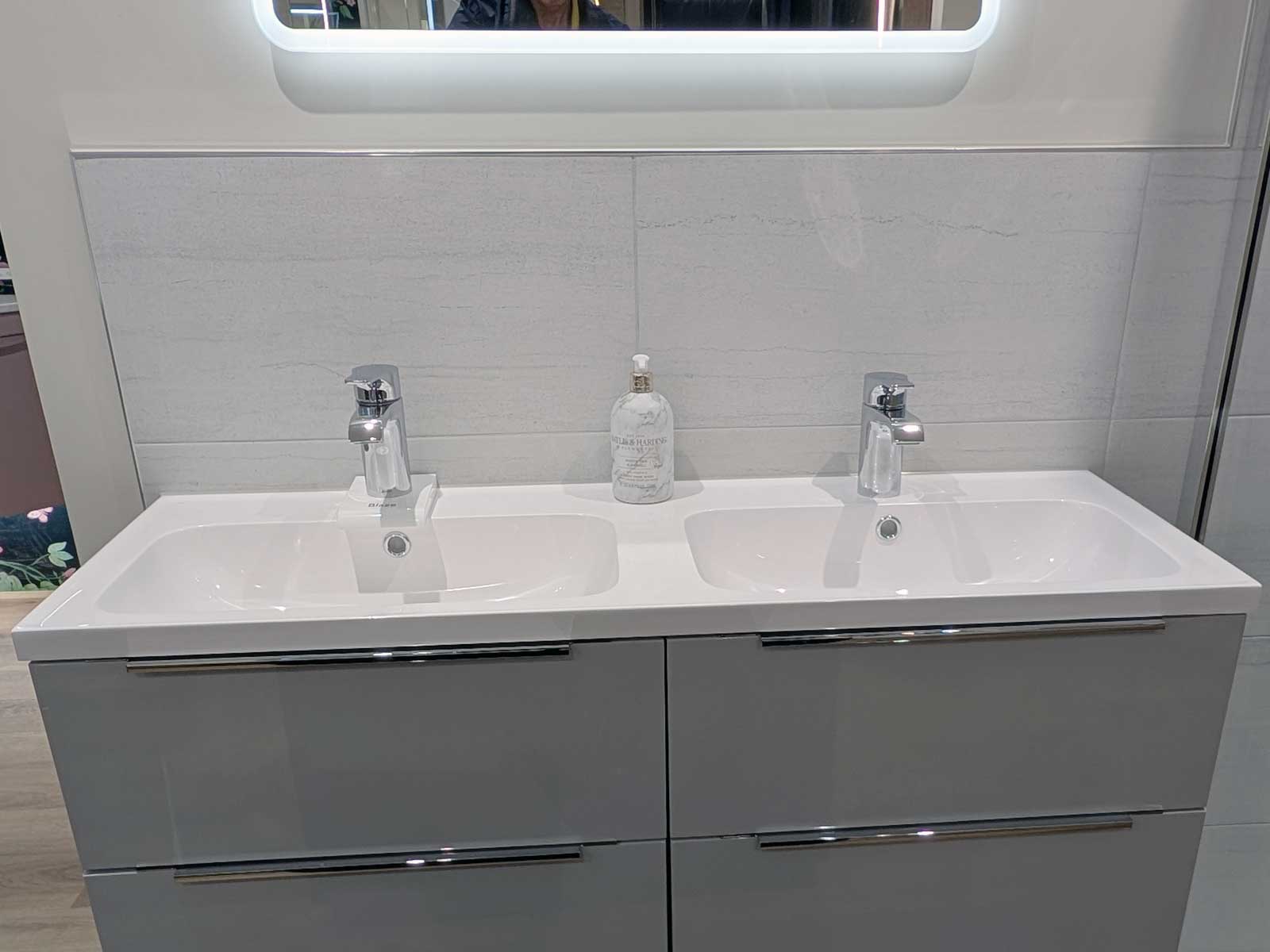 Display 28 - Tavistock Cadence in gloss light grey
