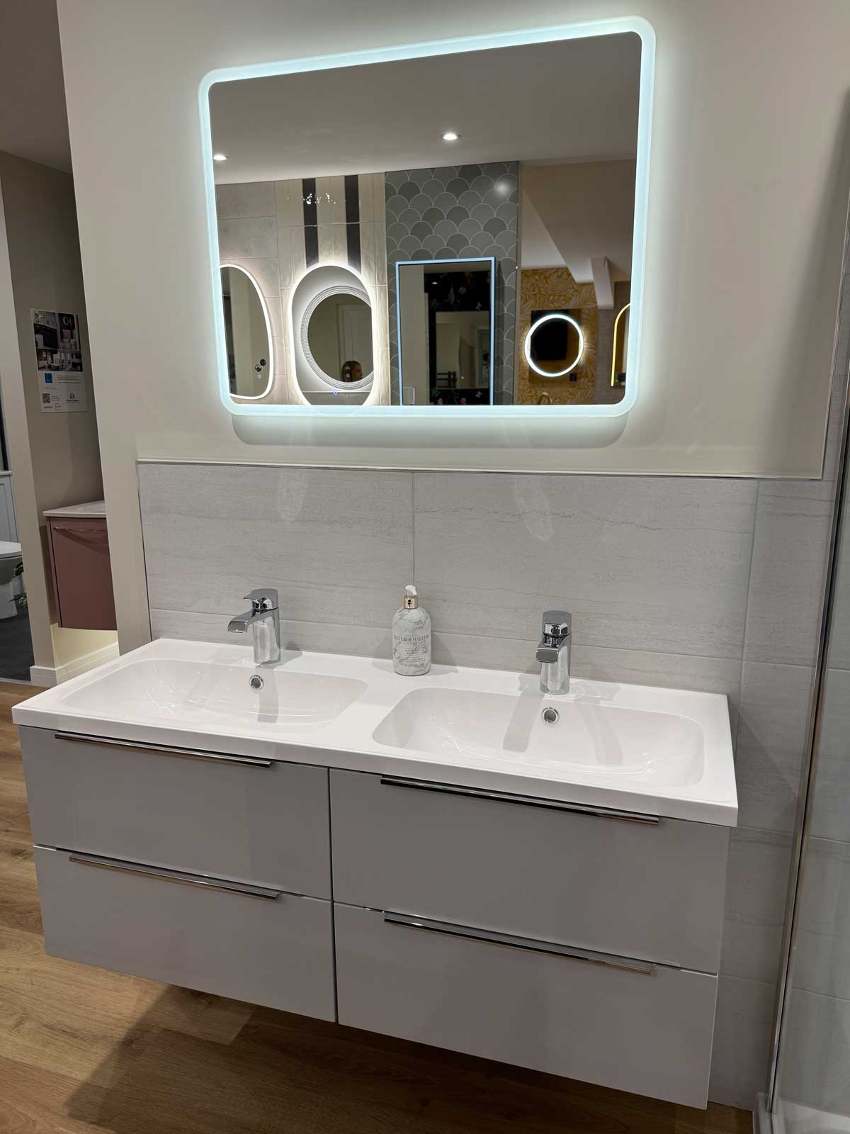 Display 28 -Tavistock Cadence in gloss light grey