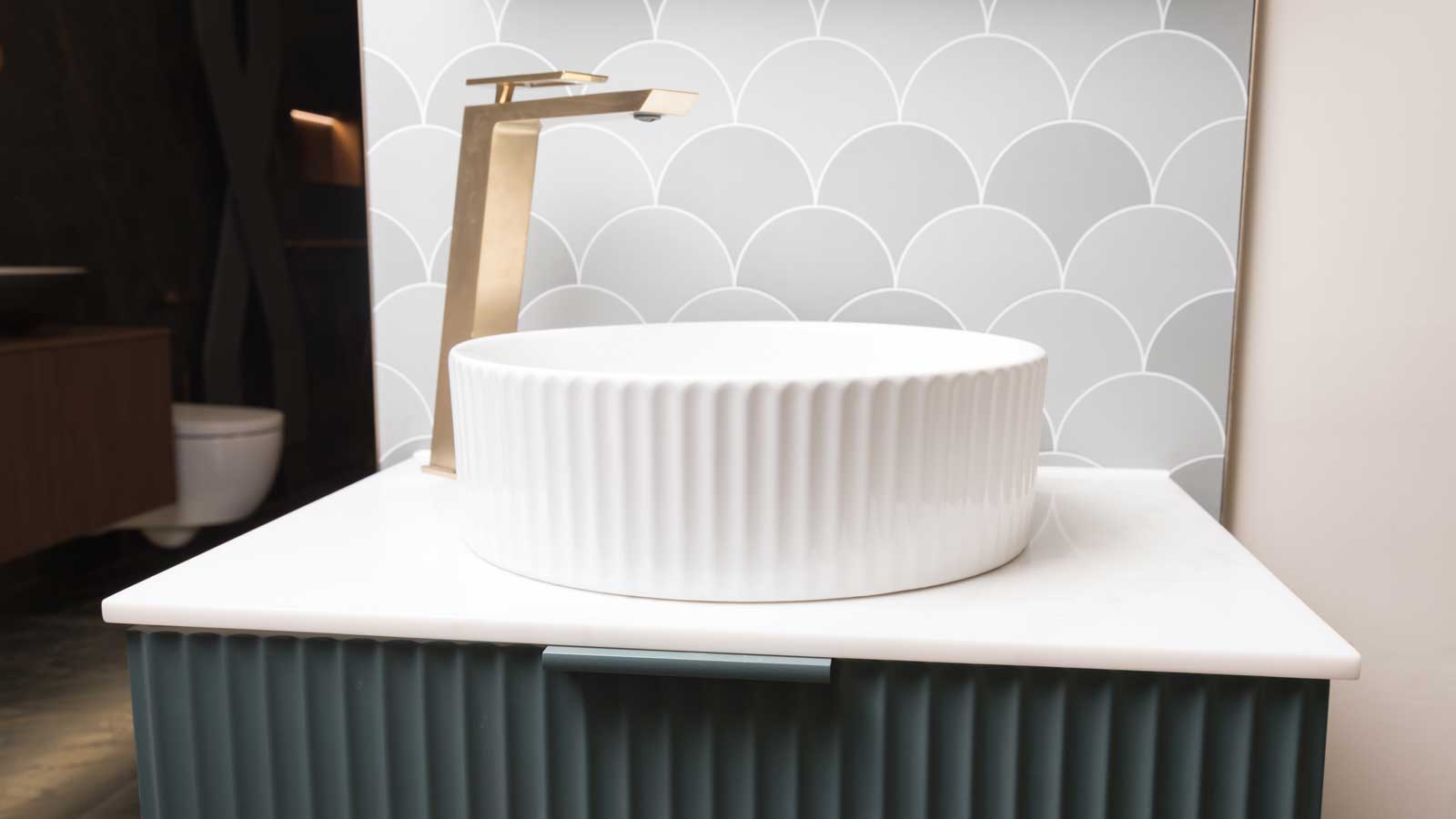 Display 30 - Tavistock Cadence Fluted in Veridian Green
