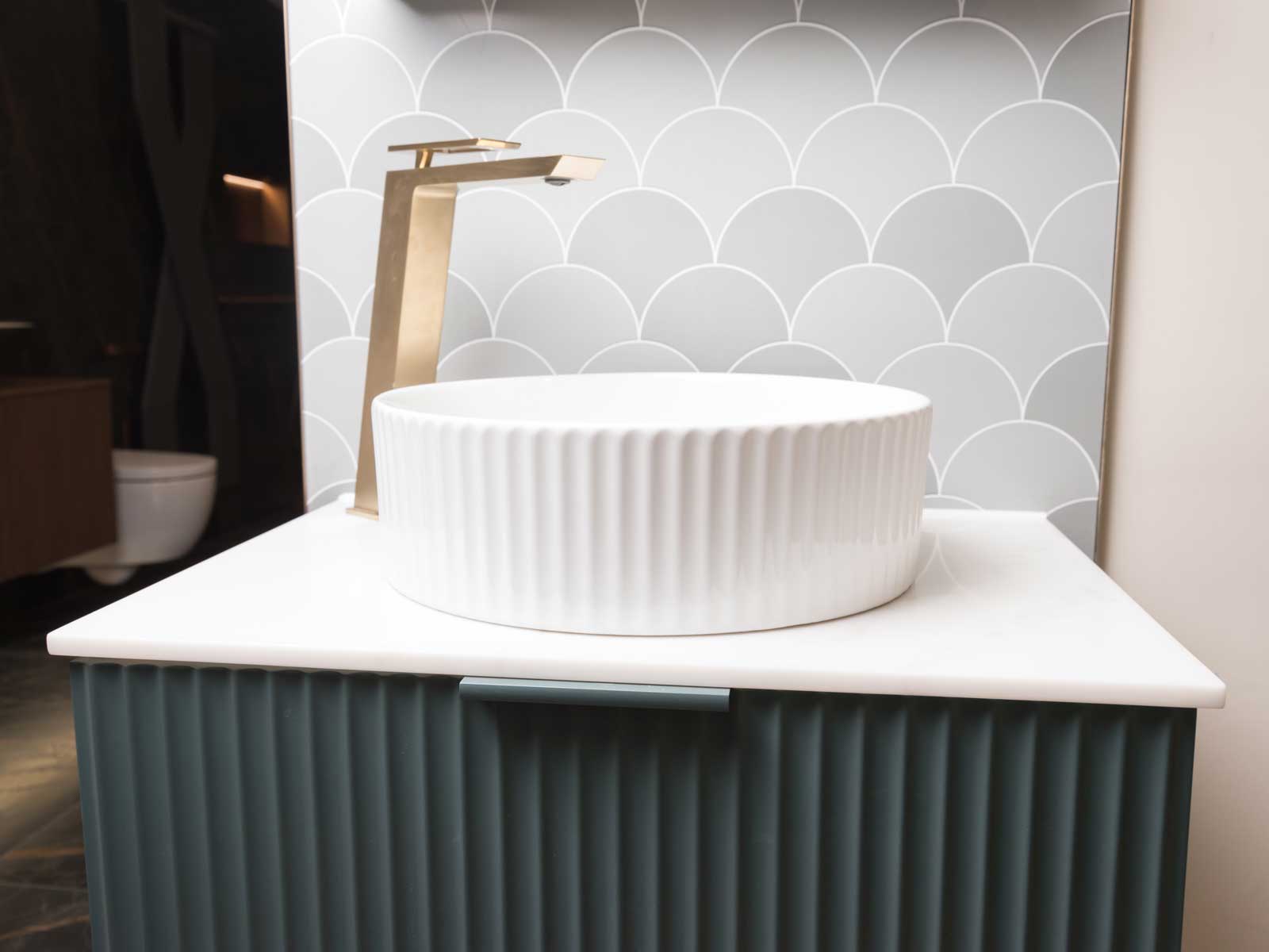 Display 30 - Tavistock Cadence Fluted in Veridian Green sink close up