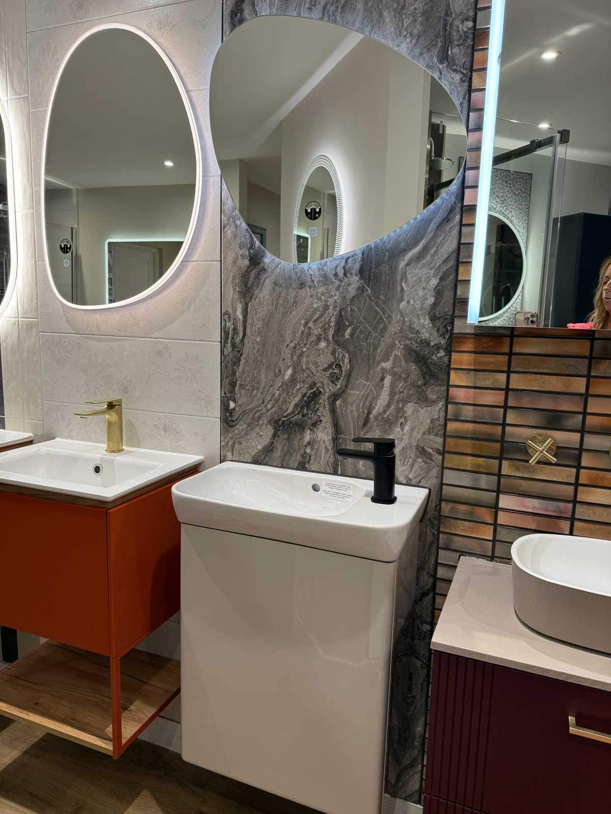 Display 43 - Utopia Chic in Parchment Gloss with mirror