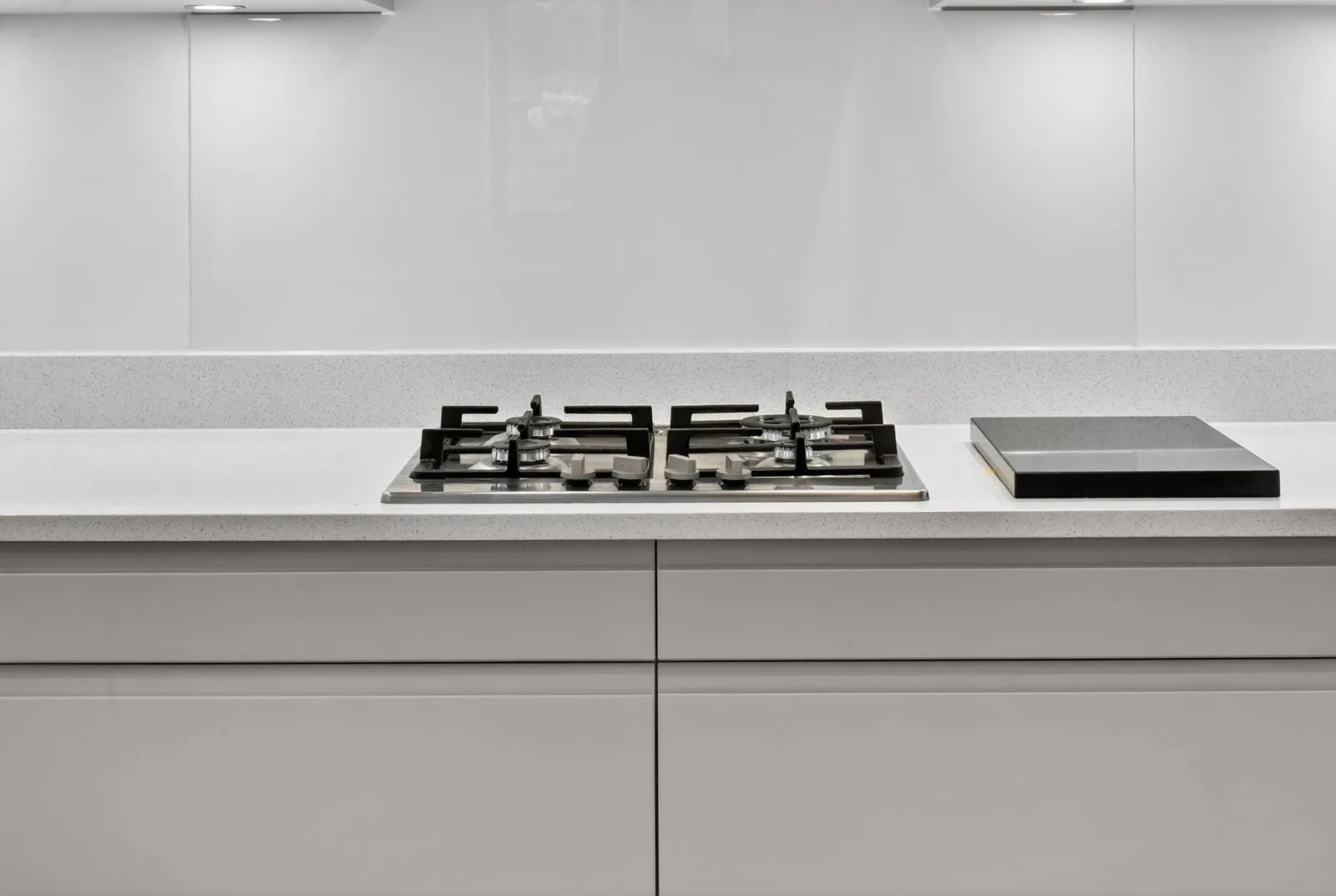 Contemporary Schuller kitchen Alea J-pull range - hob