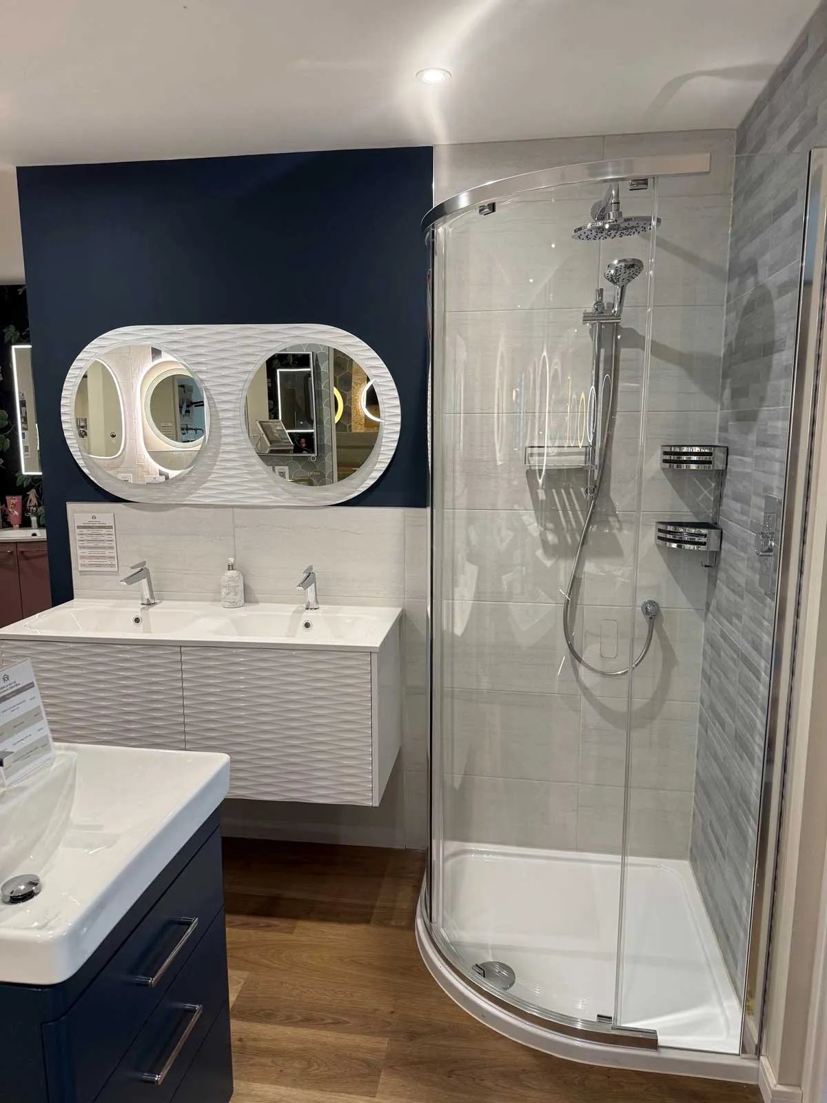 House of Harmony Bathroom Display HeyU Wave in Gloss White