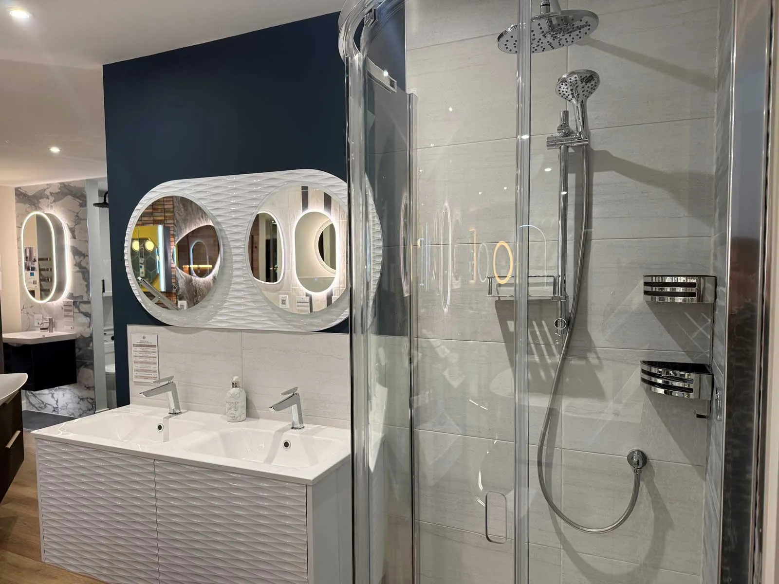 House of Harmony Bathroom Display HeyU Wave in Gloss White