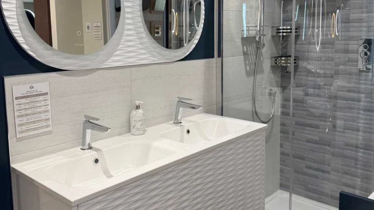 Display 28 - Bathroom Display HeyU Wave in Gloss White