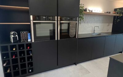 Schüller Kitchen units in Uni matt lacquer laminate in Onyx black and Rocca in Natural knotty oak